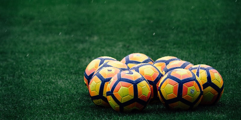 教育城球场钻石状外观与夜景